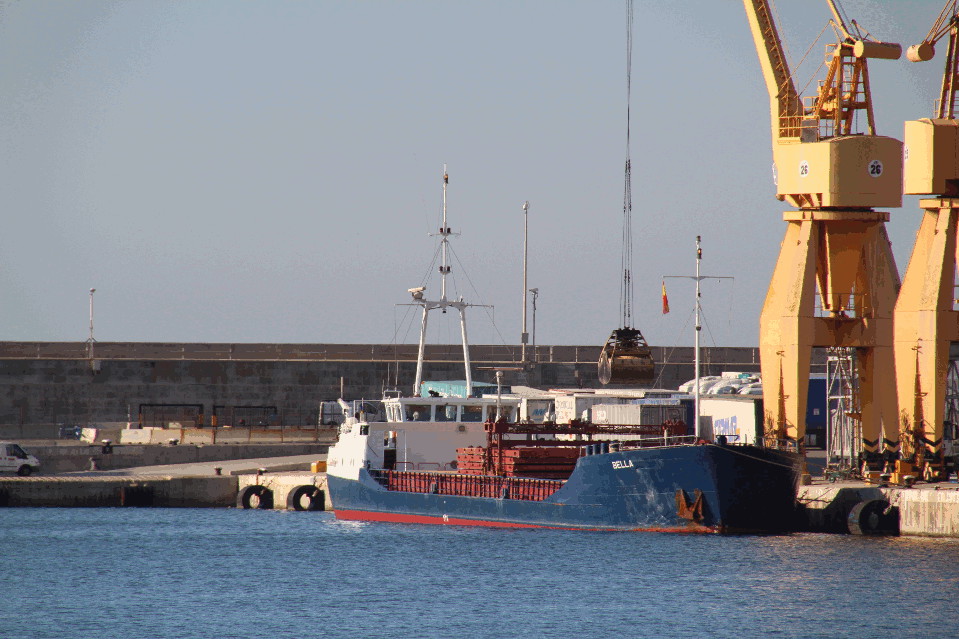 Proa del buque portacontenedores Bella atracado en el Puerto de Palma de Mallorca