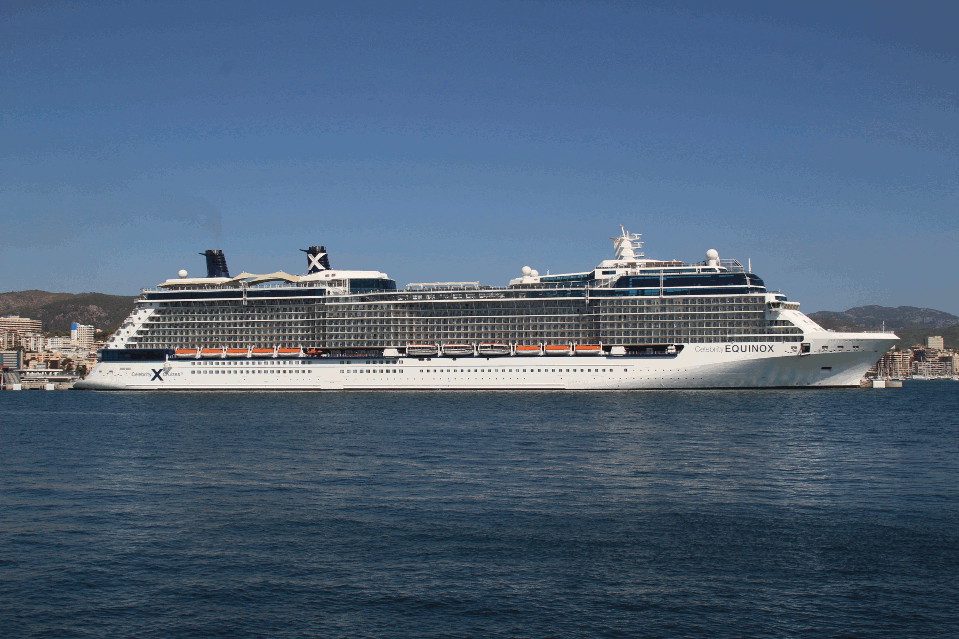 Crucero Celebrity Equinox atracado en el Puerto de Palma de Mallorca