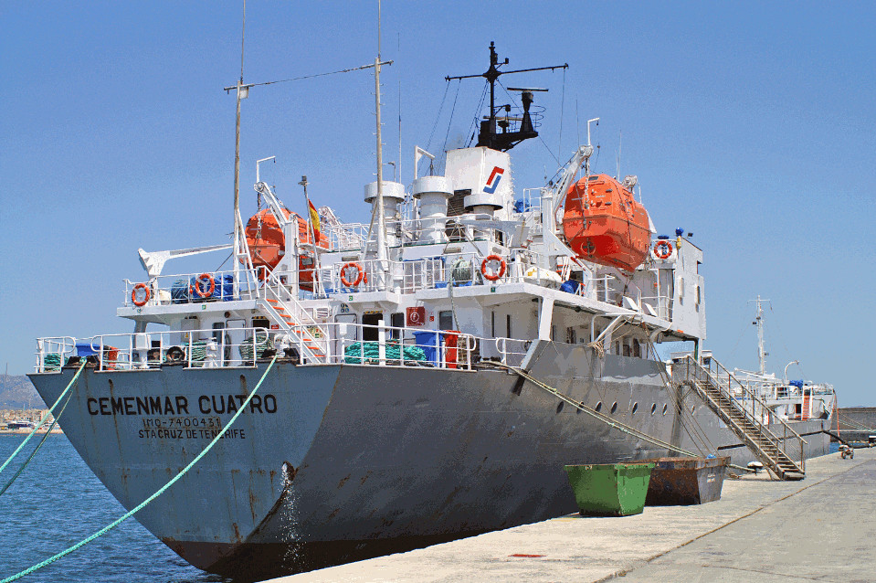 Proa del barco Granelero CEMENMAR CUATRO atracado en el Puerto de Palma de Mallorca