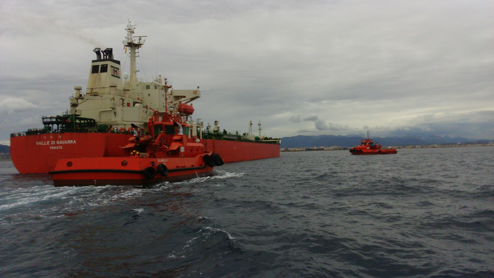 Dos remolcadores asistiendo al buque cisterna Valle Di Navarra en el Puerto de Palma de Mallorca