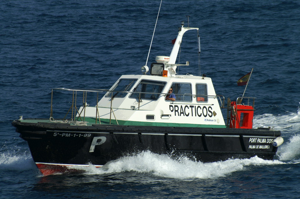 Buque de servicio práctico de puerto verde, negro y blanco realizando maniobra en el Puerto de Palma de Mallorca (2)