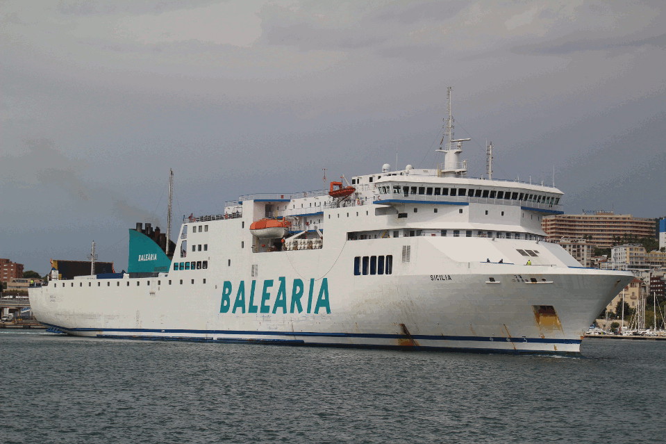 Ferry Balearia Sicilia en el Puerto de Palma de Mallorca