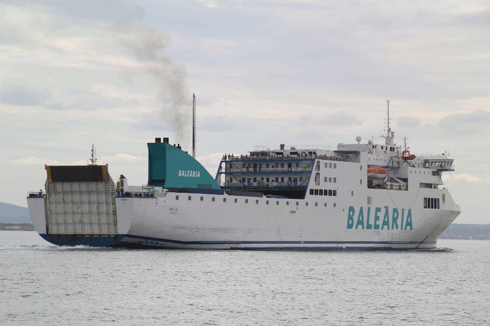 Popa del Ferry Balearia Sicilia en el Puerto de Palma de Mallorca