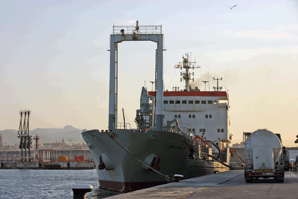 Proa del Portacontenedor Sirios Cement II atracado en el Puerto de Palma de Mallorca