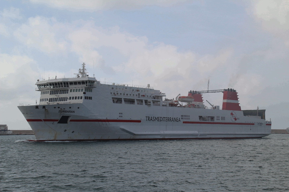 Ferry Transmediterránea Zurbaran entrando en el Puerto de Palma de Mallorca