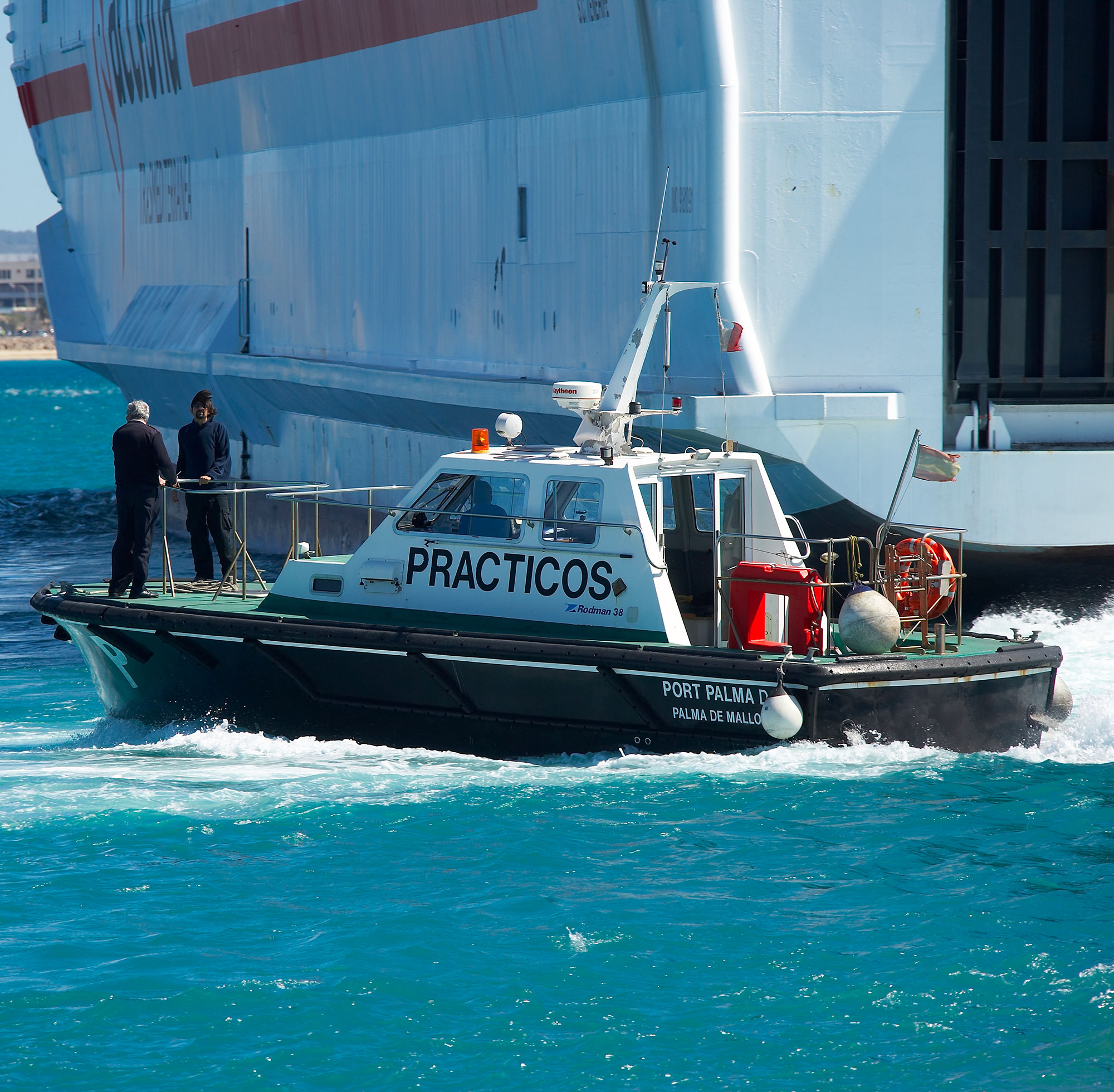 Buque de servicio práctico de puerto negra y blanca en el Puerto de Palma de Mallorca