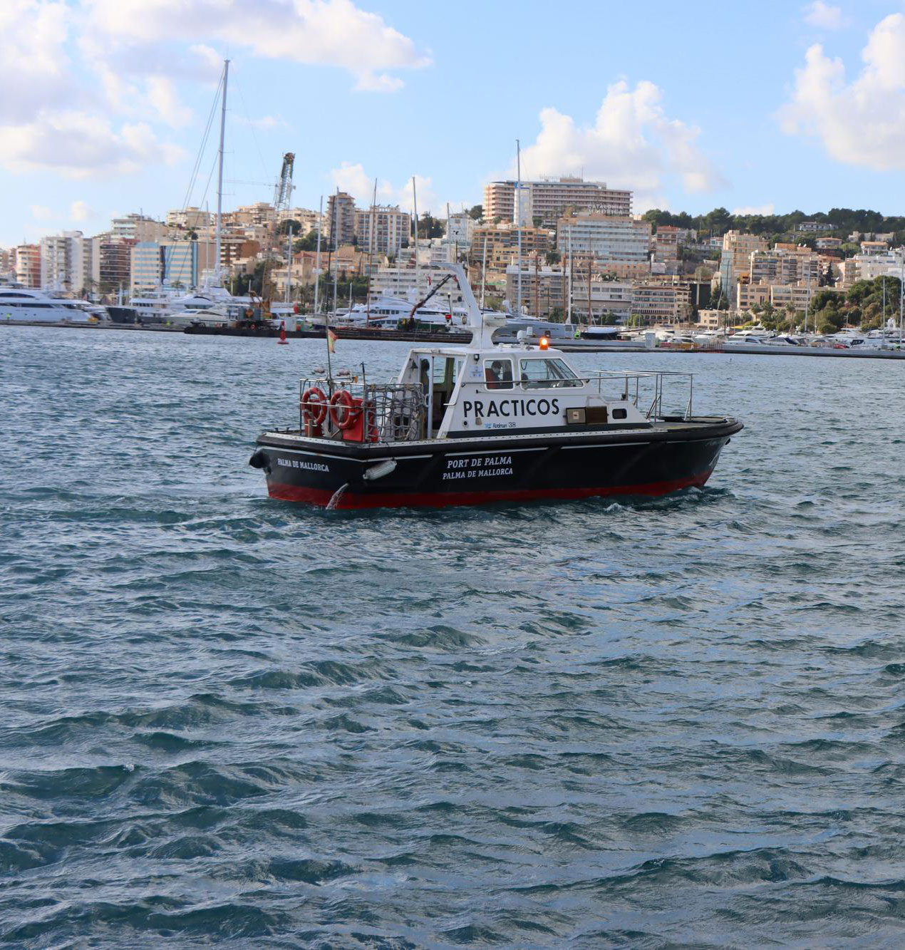 Buque de servicio práctico de puerto rojo, negro y blanco en el Puerto de Palma de Mallorca (2)